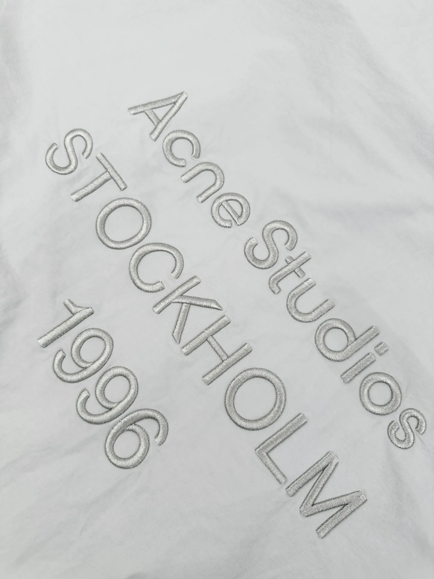 Acn Studios embroidered logo jacket Customized Ninglan light woven machine blend Lightweight and windproof Stiff and tough Light gravel cool gray calming the Scandinavian cool minimalist aesthetic Stand-up collar with full zipper for neat opening and closing Full lining on the inside to improve the smoothness of putting on and taking off Elastic elasticated precision cuffs at the hem create a relaxed and loose short-cut silhouette Three-dimensional logo embroidery in the same color on the back Engraved with STOCKHOLM Chronicle The embroidery is integrated with the body of the garment, hiding the brand's traceability context. The minimalist shape integrates the functional core to interpret the relaxed and relaxed style of high-end ready-to-wear. Process 1: Using imported machine embroidery technology. Using advanced computer control systems and precision mechanical components to realize the Acne Studios logo embroidery operation. High precision. The lines are smooth and delicate. Process 2: The fabrics have been fermented and washed. They have a better hand feel and texture. They are not easy to deform, shrink or fade. Maintain long-term beauty Accessories: Customized 1:1 Acne webbing Customized 1:1 Acne zipper Customized 1:1 Acne trademark Version: Loose version Size: 44 46 48 50 Style number: CC 7004
